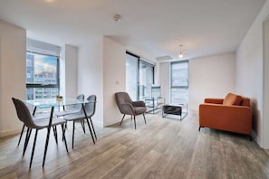 Apartamento básico | Zona de estar | Una televisión