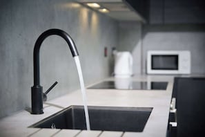 Apartamento básico | Cozinha privada | Geladeira, fogão, cooktop, lava-louças