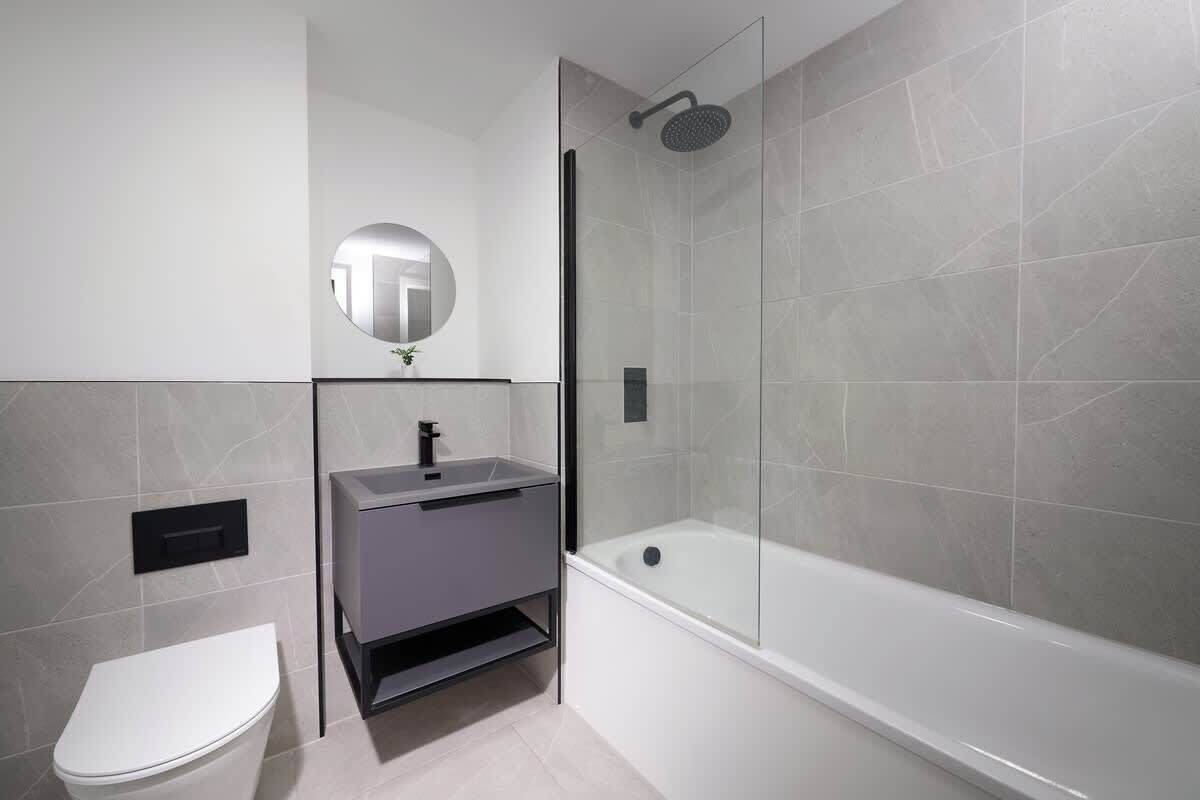 基础公寓 | 浴室 | 吹风机、毛巾