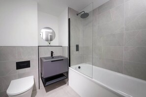 基础公寓 | 浴室 | 吹风机、毛巾