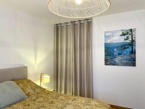 Fer et planche à repasser, Wi-Fi gratuit, draps fournis