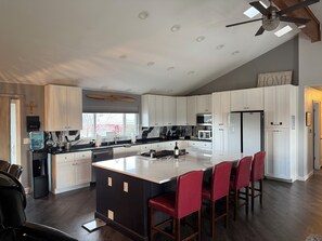 Private kitchen - ~~AWESOME AIRPARK HOME~ with Great amenities-3 bedroom 2 level large home (Erie)