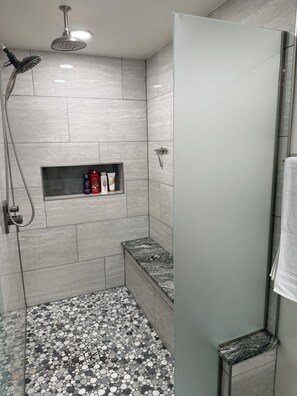 Haartrockner, Handtücher, Seife, Toilettenpapier
