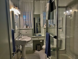 Hair dryer, towels, soap, toilet paper - Spotless and tastefully renovated vintage charm in desirable neighborhood. (Los Angeles)