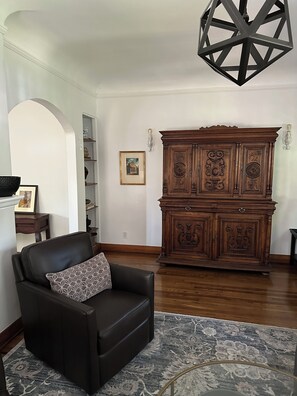 Interior - Spotless and tastefully renovated vintage charm in desirable neighborhood. (Los Angeles)