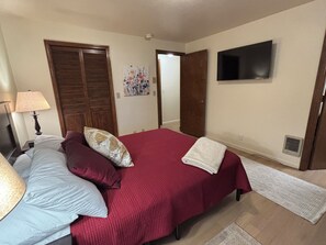 3 bedrooms, iron/ironing board, free WiFi, bed sheets - Cozy 3-bedroom house with office loft in Eugene awaits you (Eugene)