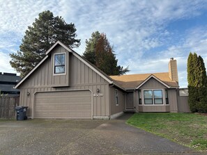 Exterior - Cozy 3-bedroom house with office loft in Eugene awaits you (Eugene)