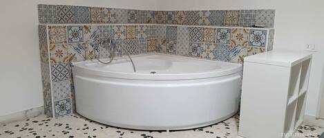 Hårføner, bidé, håndklær og såpe