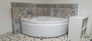 Haartrockner, Bidet, Handtücher, Seife