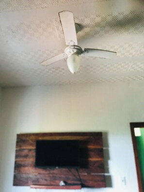 Television - Casa Vista da Serra is a place for those who want peace, fresh air, and to appreciate a beautiful landscape. (Santana do Riacho)