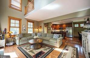 Living area - The Lake House at Silver Ridge (Oakland)