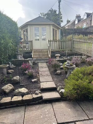 Exterior - 2BR flat with Abbey views, private garden and summer house. (Jedburgh)