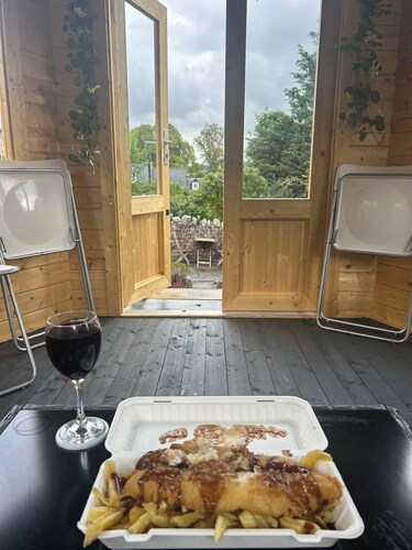 2BR flat with Abbey views, private garden and summer house.