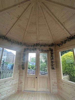 Interior - 2BR flat with Abbey views, private garden and summer house. (Jedburgh)