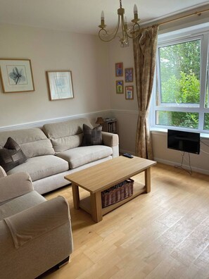 Living area - 2BR flat with Abbey views, private garden and summer house. (Jedburgh)