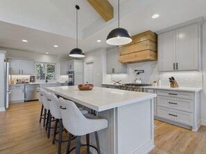 Fridge, microwave, oven, stovetop - Hidden Pines~ Canyon Views/ Hot Tub/ Luxe Retreat (Alto)