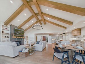 Smart TV, fireplace - Hidden Pines~ Canyon Views/ Hot Tub/ Luxe Retreat (Alto)