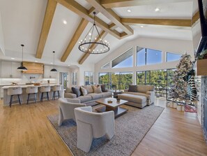 Smart TV, fireplace - Hidden Pines~ Canyon Views/ Hot Tub/ Luxe Retreat (Alto)