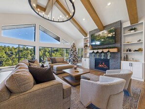 Smart TV, fireplace - Hidden Pines~ Canyon Views/ Hot Tub/ Luxe Retreat (Alto)