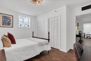 Desk, iron/ironing board, WiFi, bed sheets - Spanish Style Apartment, Steps from Forsyth Park (Savannah)