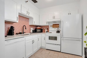 Horno, utensilios de cocina y comedor