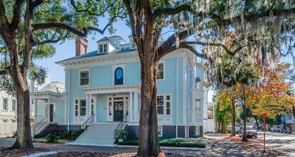 Spanish Style Apartment, Steps from Forsyth Park