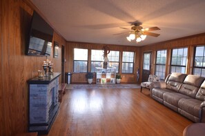 Smart TV - Beautiful 3-bedroom house - country living on the outskirts of Troy and Luverne. (Goshen)