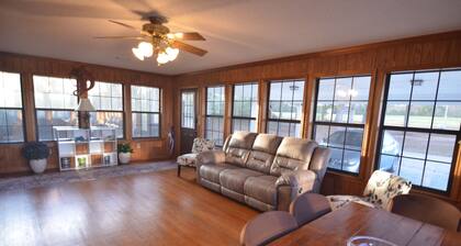 Beautiful 3-bedroom house - country living on the outskirts of Troy and Luverne.