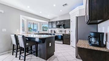 Microonde, forno, piano cottura, lavastoviglie