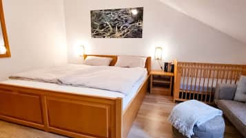 Desk, WiFi, bed sheets