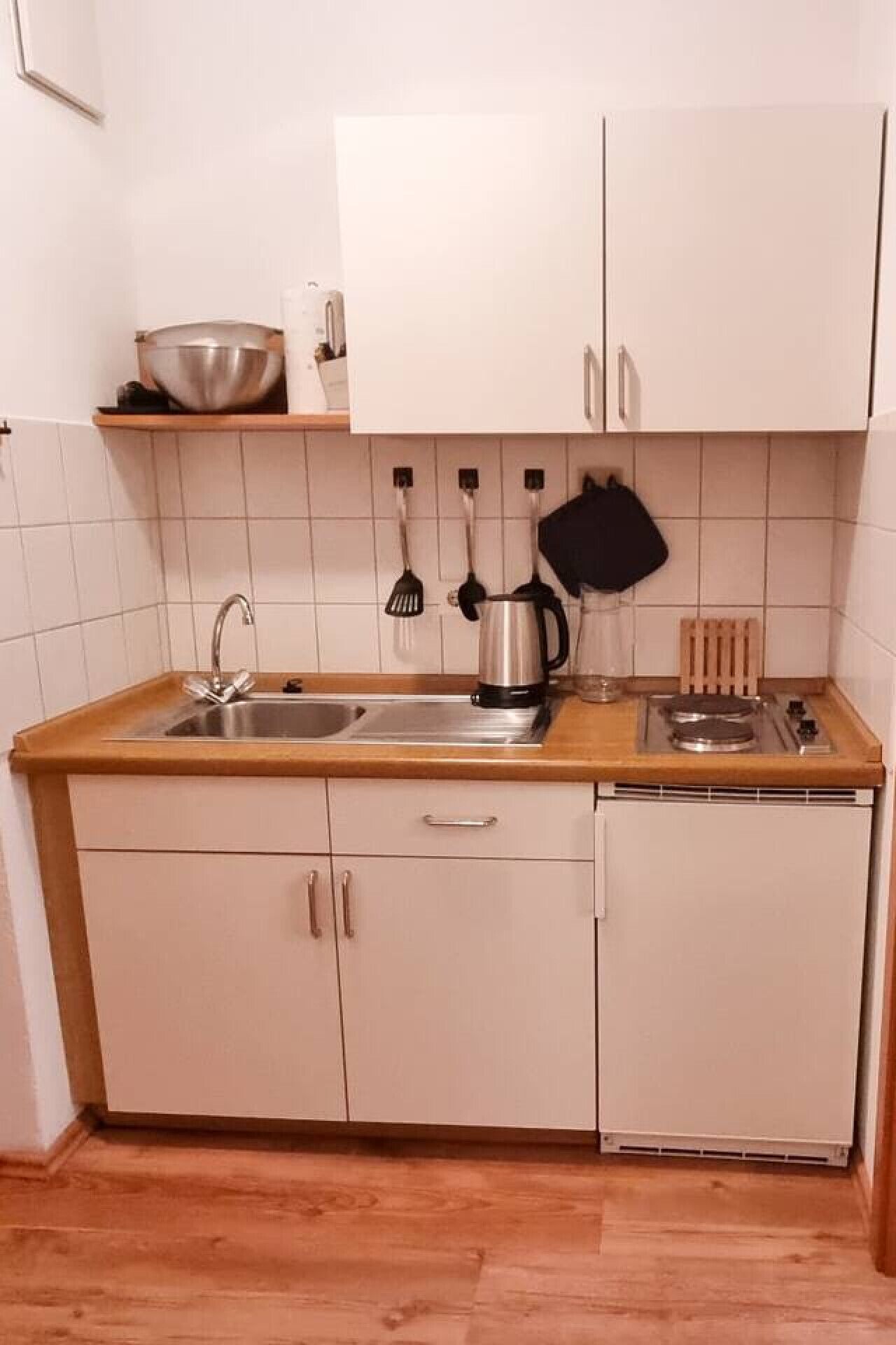 Køleskab, kogeplade, kaffe-/temaskine, højstol