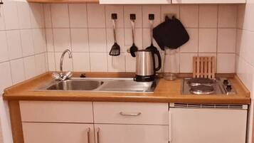 Køleskab, kogeplade, kaffe-/temaskine, højstol