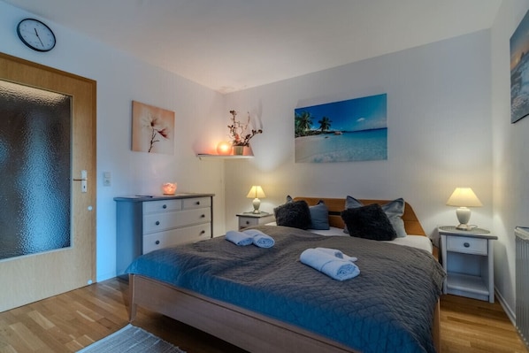 Escritorio, insonorización, wifi y ropa de cama 
