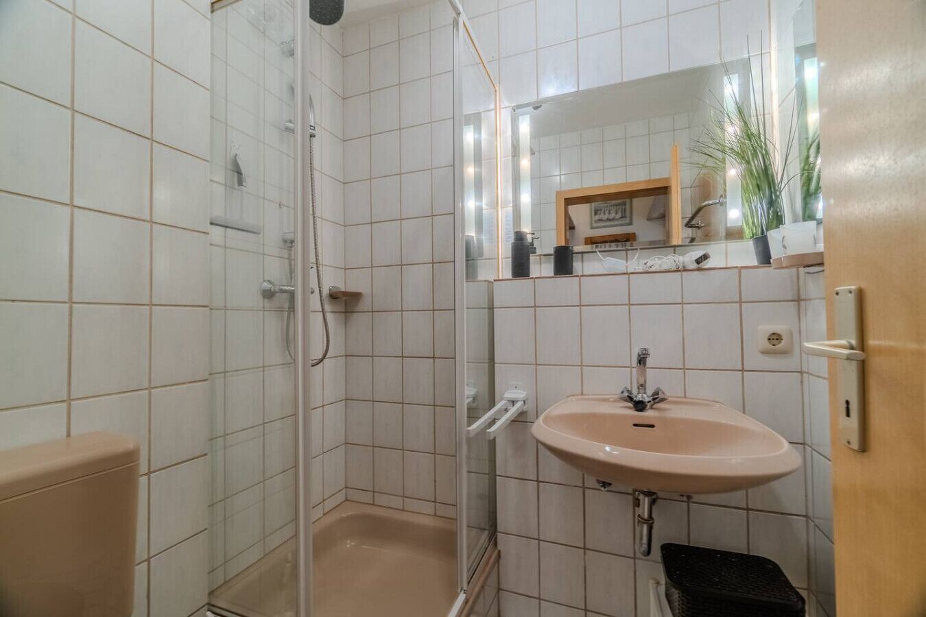 Een haardroger, handdoeken