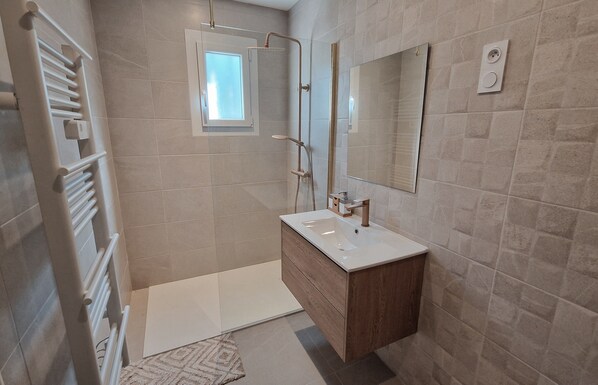 Hair dryer, towels, soap, toilet paper - Fully renovated house with garden - Near Nîmes, Arles and Avignon (Saint-Gervasy)