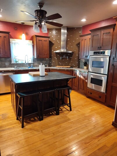 Cozy Craftsman Home in the heart of Enid. Close to shopping, Vance AFB, Downtown