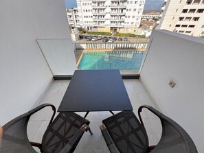 Outdoor dining - luxury premium apartement in agadir, steps from the beach,pools & fitness center (Agadir)