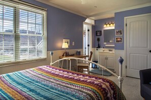 Kahden hengen standard-huone, 1 keskisuuri parisänky, näköala puutarhaan | Kylpyhuone | Tohvelit