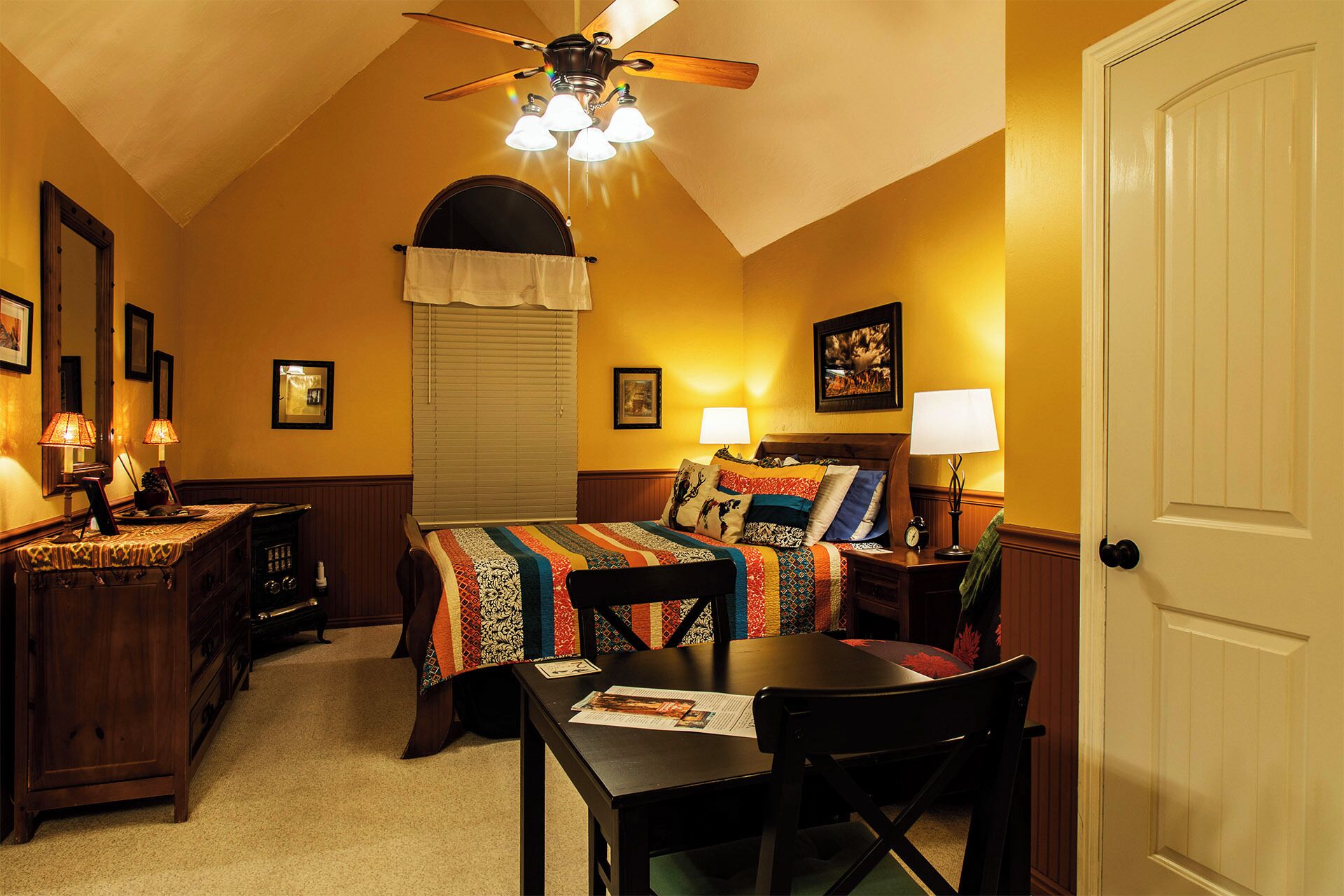 Familie-studiosuite, flere senger, hageutsikt | Strykejern/-brett og wi-fi (inkludert)