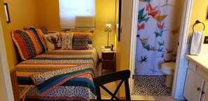 Suíte estúdio família, várias camas, vista para o jardim | Ferros/tábuas de passar roupa, Wi-Fi de cortesia