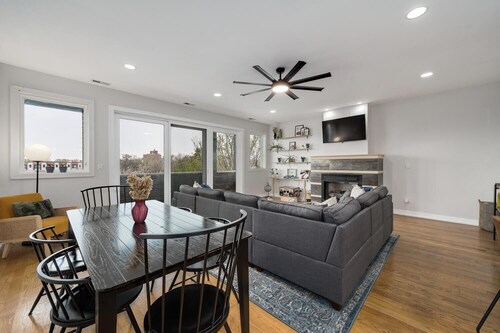 Urban Farm Stay w/ Skyline Views + Free Parking