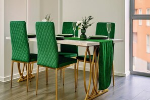 Dining - Cinema Lounge 2-Bed Leeds City Centre+FREE Parking (Leeds)