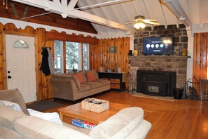 Smart TV, fireplace, table football, books - Cozy Cabin: Sleeps 15: 5 bedrooms, 3 full-bath, 2-mn walk to Lake (Lake Harmony)