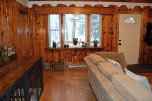 Interior - Cozy Cabin: Sleeps 15: 5 bedrooms, 3 full-bath, 2-mn walk to Lake (Lake Harmony)