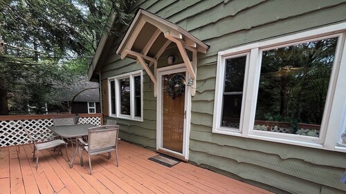 Cozy Cabin: Sleeps 15: 5 bedrooms, 3 full-bath, 2-mn walk to Lake