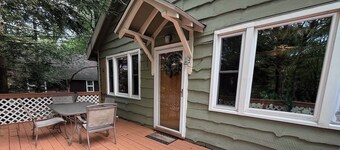 Cozy Cabin: Sleeps 15: 5 bedrooms, 3 full-bath, 2-mn walk to Lake