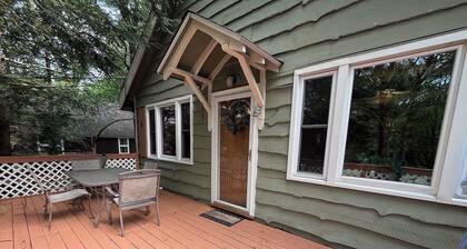 Cozy Cabin: Sleeps 15: 5 bedrooms, 3 full-bath, 2-mn walk to Lake