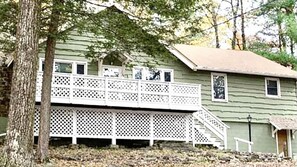 Exterior detail - Cozy Cabin: Sleeps 15: 5 bedrooms, 3 full-bath, 2-mn walk to Lake (Lake Harmony)