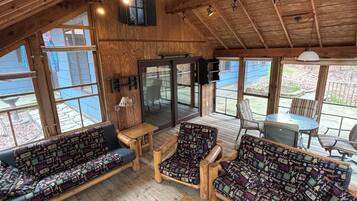 Televisión y chimenea