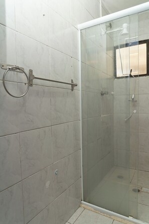 Douche, sèche-cheveux, serviettes fournies, savon